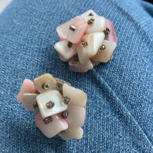 Clip 1959s mother of pearl pink ecru earrings